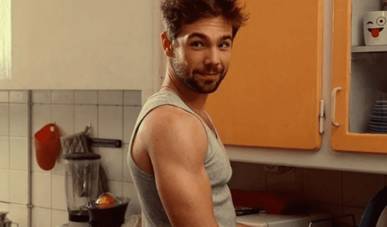 Smiley Netflix Ator Carlos Cuevas Que Interpreta O Alex Tamb M Gay