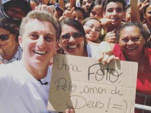 Luciano Huck tira foto durante as gravações para o programa (Imagem: Instagram)