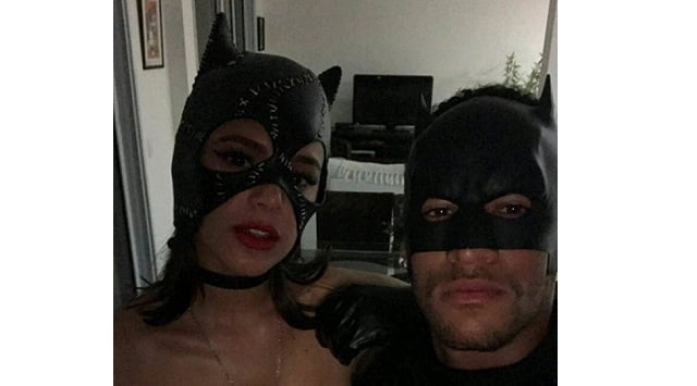 Imagem do post Bruna Marquezine e Neymar curtem festa fantasiados de Mulher Gato e Batman