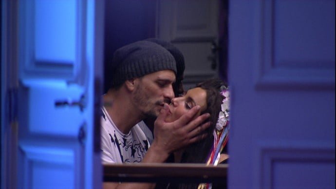 post: BBB 17: Daniel beija Elettra no rosto, italiana se define como bissexual