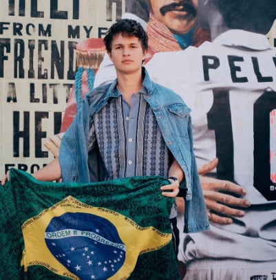 Imagem do post No Brasil: Ansel Elgort ouve e canta “Paradinha” da Anitta e diz que parece com Shakira