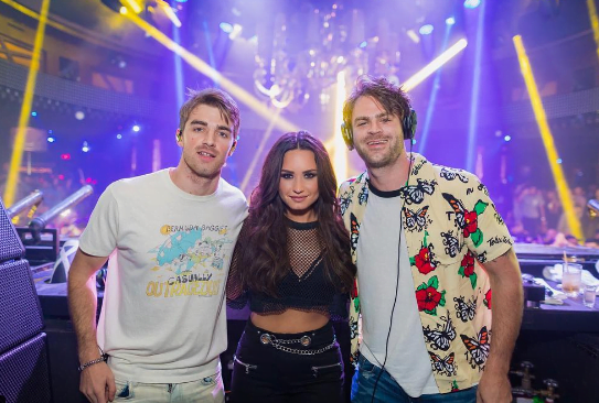 Imagem do post Demi Lovato canta “Sorry Not Sorry!” ao vivo junta com The Chainsmokers e curte show com Nina Dobrev