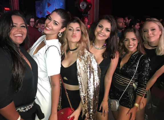 post: Vivian Amorim tira foto com Nah Cardoso, Camila Loures, Gabi Luthai e outras youtubers no YouTube Fan Fest