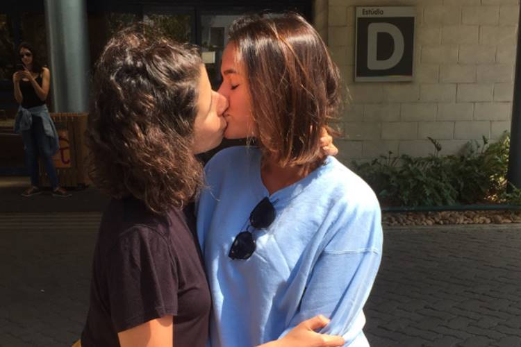 Imagem do post Bruna Marquezine e Flora Diegues se beijam em protesto a “cura gay”, confira!