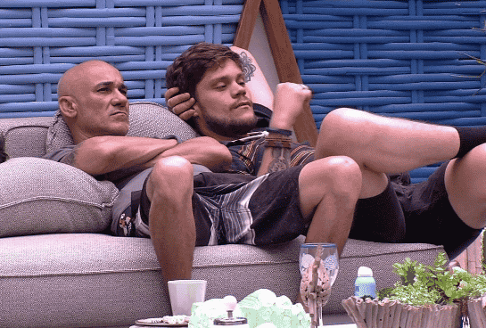 Imagem do post BBB 18: Breno coloca placa de despreza em Ayrton e Paula o aconselha  a conversar com o líder