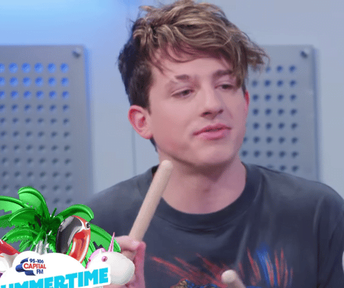 Imagem do post Charlie Puth executa attention com instrumentos escolares Summertime Ball 2018