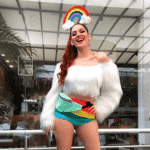 Imagem do post Parada LGBTQ 2018: Ana Clara vai a parada com arco-íris na cabeça e diz: “temos que apoiar SIM a luta contra o preconceito”