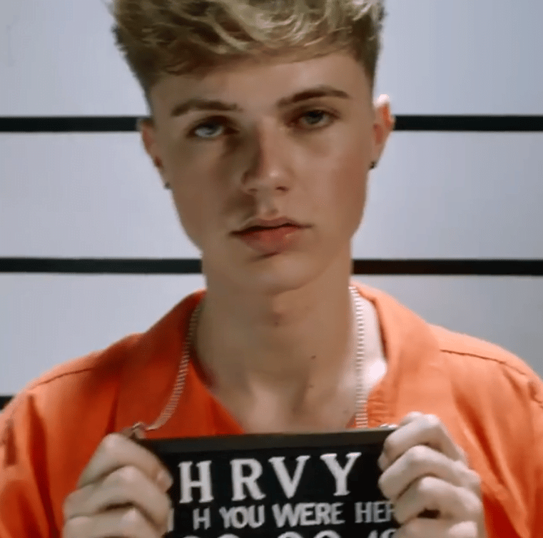 Imagem do post HRVY, indicado ao BreakTudo Awards 2018, publica prévia de seu novo clipe “I Wish You Were Here”, confira!