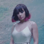 Imagem do post Após polêmica frase, Charli XCX explica o real sentido do que quis dizer sobre ter aberto a turnê de Taylor Swift