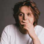 Imagem do post “Before You Go” de Lewis Capaldi chega ao topo da parada britânica, conheça a música!