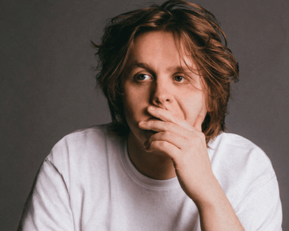 Imagem do post “Before You Go” de Lewis Capaldi chega ao topo da parada britânica, conheça a música!