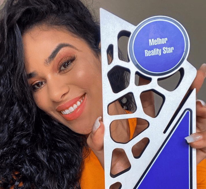 Imagem do post Elana Valenaria posta foto com troféu BreakTudo Awards e agradece aos fãs pela vitória