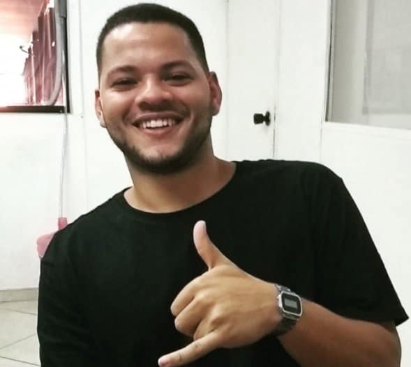 Imagem do post Thomas Santana escuta vizinhos transando na escada, liga para o porteiro para reclamar: “eu não transo, ninguém mais transa” e vai parar nos TTs 