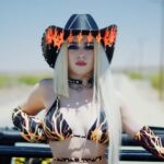 Imagem do post Ava Max passeia pelo deserto no clipe do single “OMG What’s Happening”