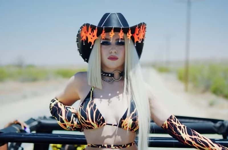 Imagem do post Ava Max passeia pelo deserto no clipe do single “OMG What’s Happening”