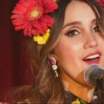 Imagem do post Dulce Maria lança o nostálgico clipe do single “Lo Que Ves No Es Lo Que Soy” retratando cenas do começo da sua carreira