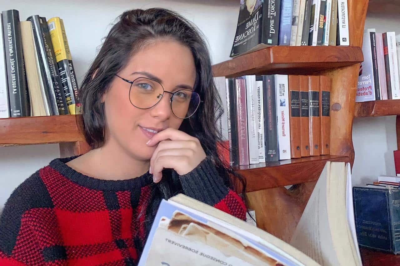 Imagem do post Escritora realiza leitura de livro com fãs via chamada de vídeo