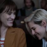 Imagem do post Filme de romance natalino “Happiest Season” estrelado por Kristen Stewart e Mackenzie Davis ganha trailer