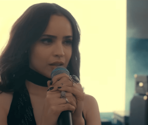 Imagem do post Purple Hearts – Continência ao Amor: Veja 10 curiosidades sobre Sofia Carson, que interpreta a Cassie 