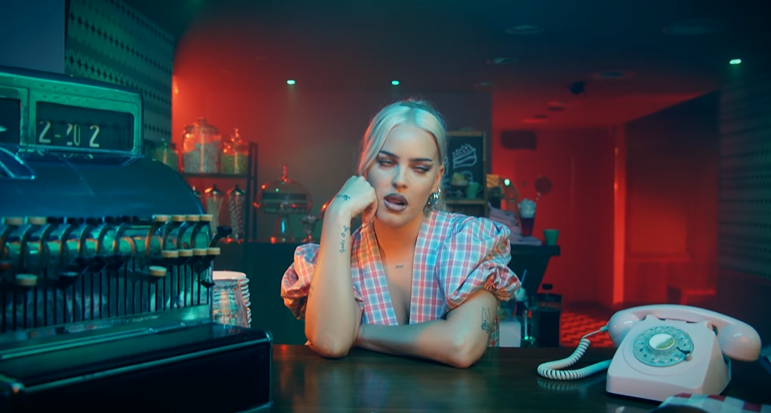 Imagem do post Anne-Marie e Aitch se juntam e lançam o single “Psycho”, confira o clipe! 